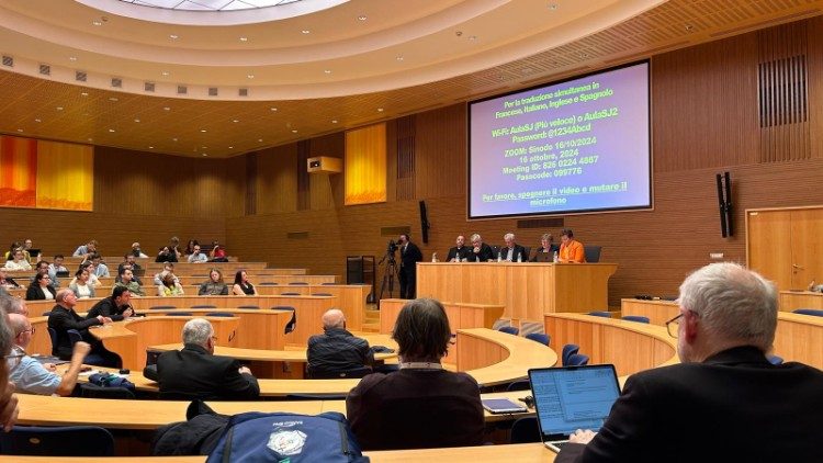 Una imagen del Aula de la Curia jesuita donde se celebra el segundo Foro Teológico-Pastoral sobre el Primado Petrino y la Sinodalidad