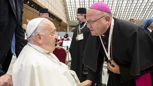 Біскуп Аляксандр Яшэўскі падчас размовы з Папам Францішкам на Сінодзе