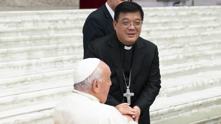 2024.10.17 Askofu Giuseppe Yang Yongqiang wa Jimbo la Hangzhou,na  Papa Francisko.