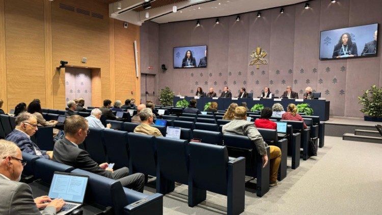 Briefing in Sala stampa vaticana sull'Assemblea Generale Ordinaria del Sinodo dei Vescovi 