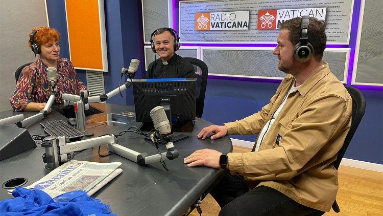 Don Shtjefen Dodes e Emanuel Demaj, drejtor dhe president i Radio Marisë në Kosovë në studion e Radio Vatikanit, me gazetaren Klaudia Bumçi