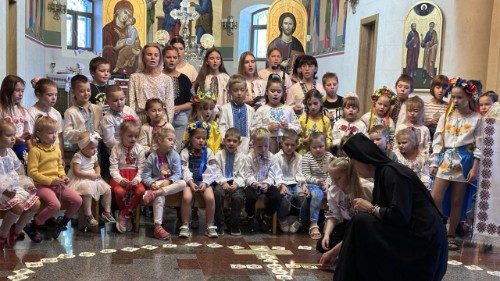 Des enfants ukrainiens, encouragés par le Pape, prient le chapelet