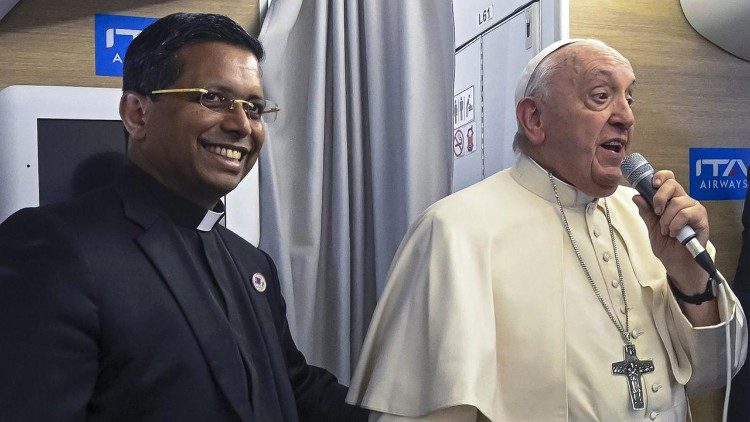 Cardenal electo George Koovakad con el Papa Francisco abordo del avión papal