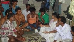 Sister Gracy conducts an awareness session to the migrants on Leptospirosis in Kozhikode.