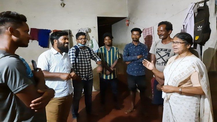 Suor Gracy coinvolge due persone per una piccola riunione sui migranti a Thottathinkadavu, Kozhikode