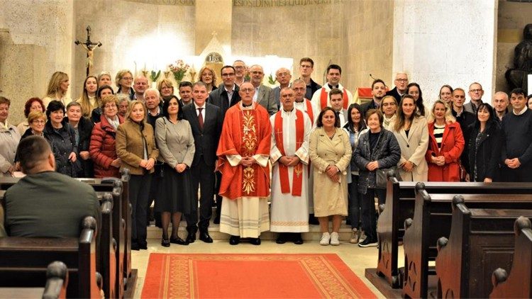 Nuncij Lingua s članovima Hrvatskog katoličkog liječničkog društva na blagdan sv. Luke u crkvi sv. Marka u Zagrebu  (Foto: IKA/Katič/Koščec)