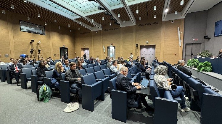 Un momento de la sesión informativa en la Sala de Prensa de la Santa Sede