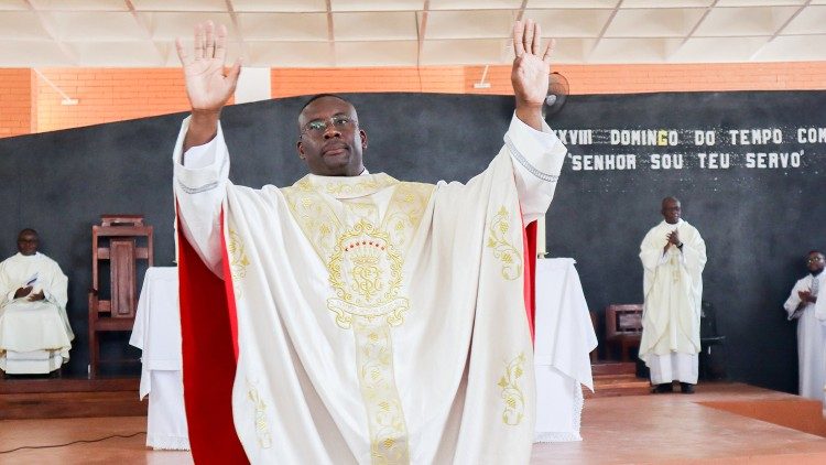 O Neo-sacerdote, Frei Nelson Pedro Madoda, saúda a assembleia dos fiéis