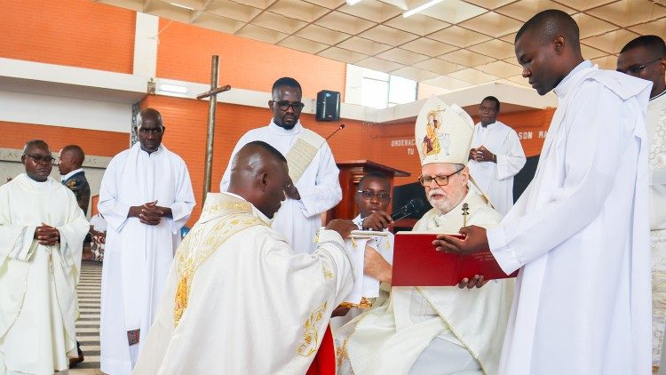 Ordenação sacerdotal de Frei Nelson Pedro Madoda, arquidiocese da Beira (Moçambique)