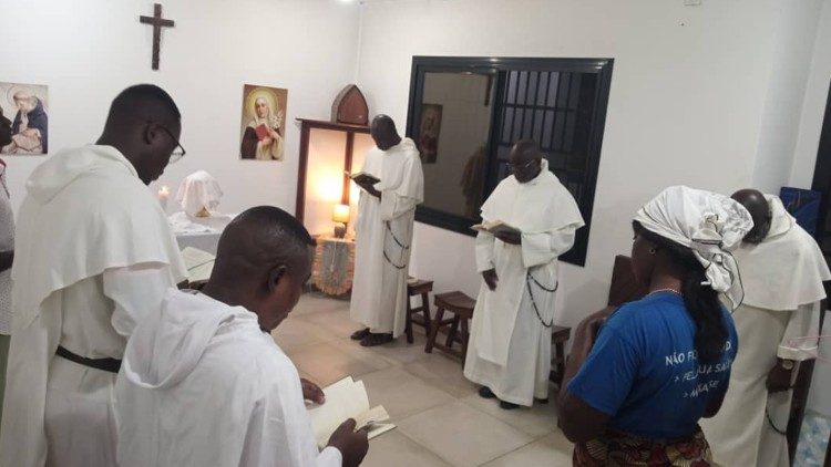 Prière dans une chapelle des Dominicains au Cameroun