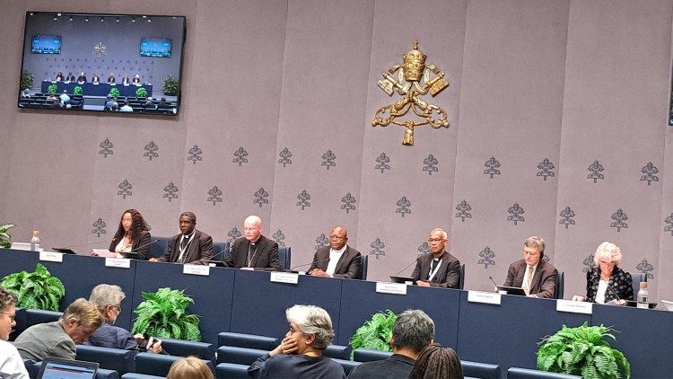 Le cardinal Ambongo, avec d'autres intervenants au point de presse du mardi 22 octobre 2024, dans la Salle de presse du Saint-Siège