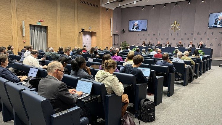 I giornalisti presenti presso la Sala Stampa della Santa Sede