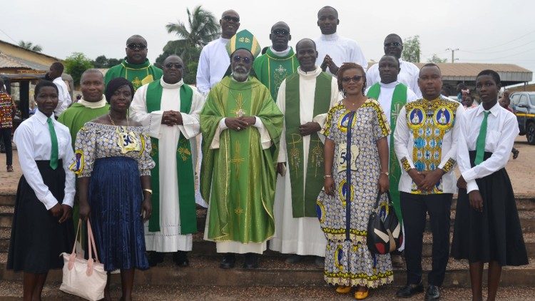 Mgr Joseph Aka Kakou, évêque de Yamoussoukro, entouré de quelques prêtres et fidèles présents lors de la célébration de la Journée mondiale des missions en Côte d'Ivoire.