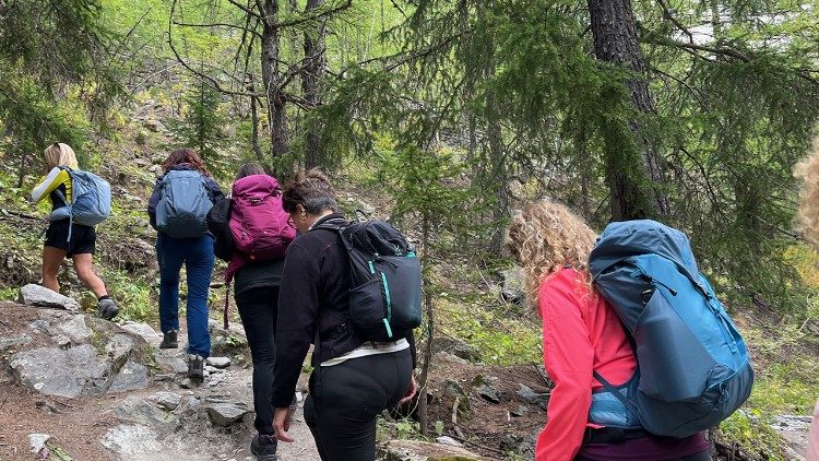 Camminatrici in un'escursione in Valle d'Aosta