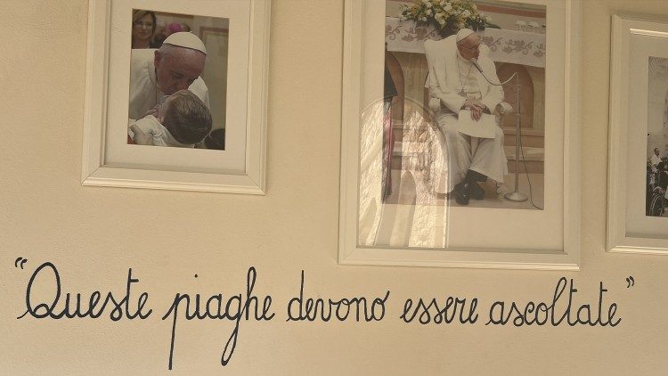 Alcune foto ricordo della visita di Papa Francesco e una frase del suo discorso scritta sul muro