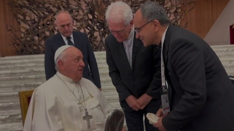 Imagem de Nossa Senhora da Amazônia entregue ao Papa Francisco 