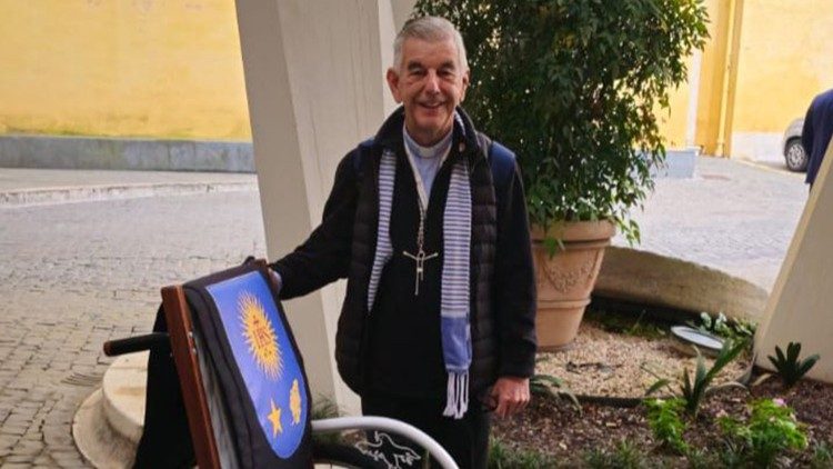 El padre Enrique Figaredo con la silla donada al Pontífice