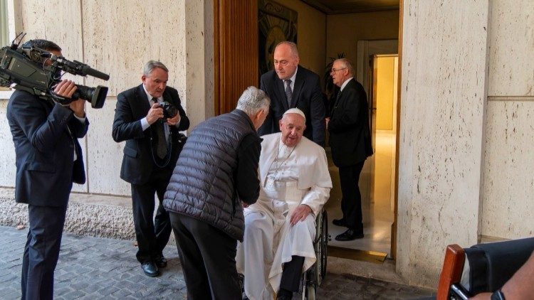 Il dono oggi al Pontefice prima dell'inizio dei lavori del Sinodo