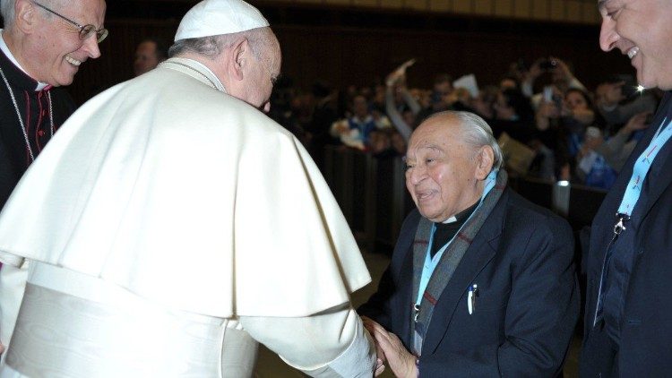 Papa Francesco saluta Gustavo Gutiérrez