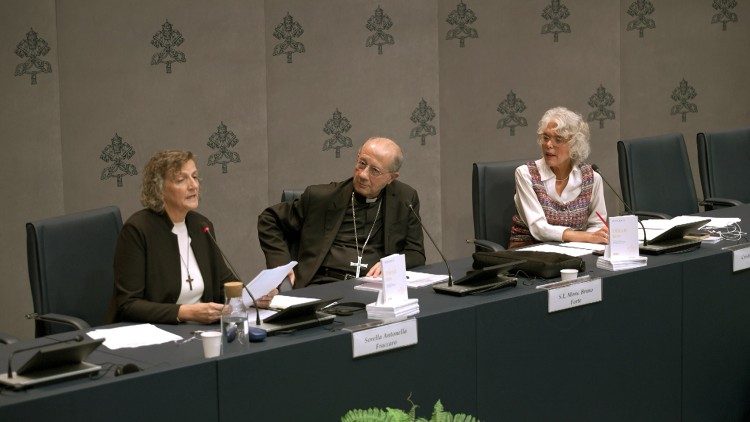 Un momento della conferenza in Sala Stampa vaticana