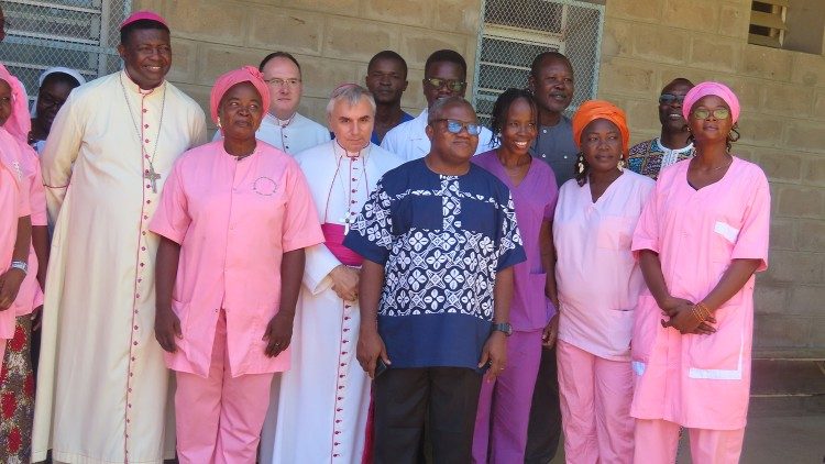   Mgr Guiseppe Laterza, nonce apostolique  au Tchad, et  Mgr Edmond Djitangar, archevêque de N’Djaména en visite au  Complexe Hospitalo-Universitaire Le Bon Samaritain, avec  le personnel de la maternité.