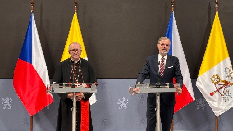 Kardinalstaatssekretär Pietro Parolin (links) und der Ministerpräsident Tschechiens Petr Fiala bei der feierlichen Zeremonie in Prag am 24.10.2024