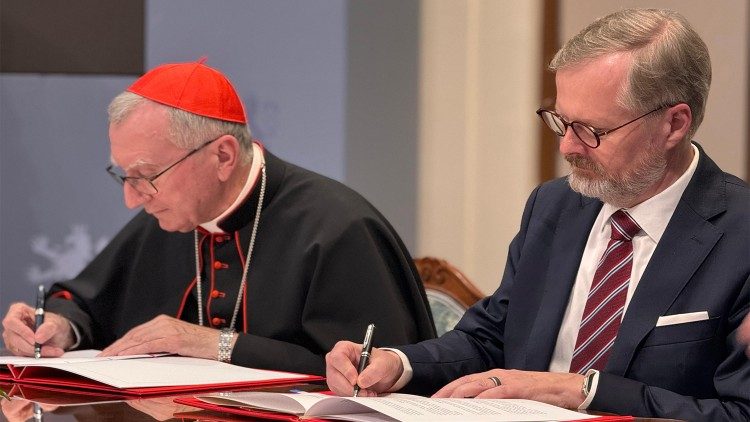 The Vatican Secretary of State and the Prime Minister of the Czech Republic sign an Accord on religious freedom (file photo)