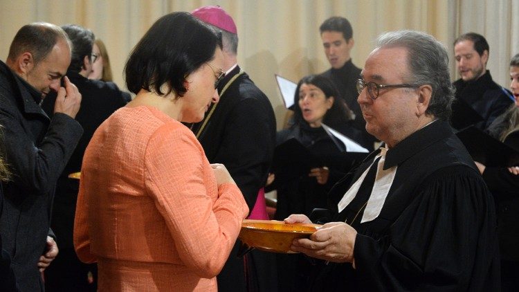 Beim „Politiker-Gottesdienst" fand zudem ein Taufgedächtnis durch eine Bekreuzigung mit Wasser statt