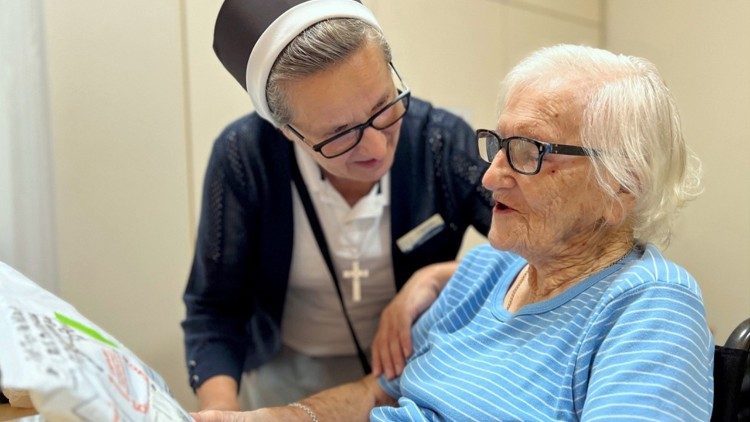 Irmã Agnieszka com uma paciente dos Serviços da Sagrada Família