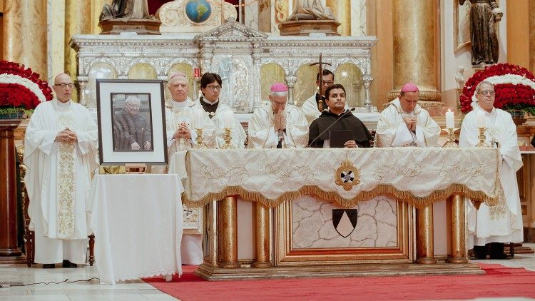 Um momento da missa fúnebre