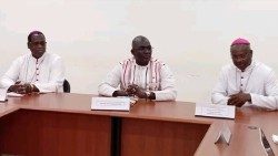 De gauche à droite, Mgr Prosper Kontiebo, le ministre Bassolma Bazié et Mgr Laurent Dabiré.