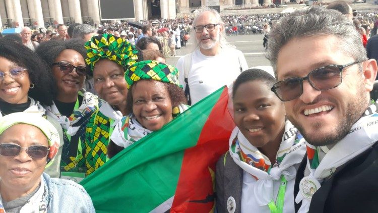 Padre Galvis con misioneras de la Consolata