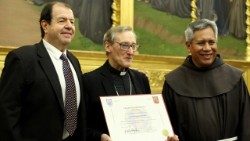 Mons. Sucunza con Ricardo Trigo y el Rector de la universidad Fray Hernández