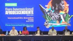 La secretaria de la Pontificia Comisión para América Latina (al centro) participa en la COP16 en Cali con la Vicepresidenta de Colombia, Francia Márquez