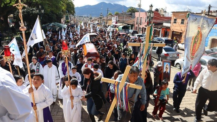 La folla ai funerali del sacerdote Marcelo Pérez ucciso in Messico