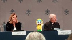 A coletiva de imprensa para apresentar os eventos culturais que precedem o Jubileu na presença da diretora dos Museus do Vaticano, Barbara Jatta, e de dom Rino Fisichella, pró-prefeito do Dicastério para a Evangelização.