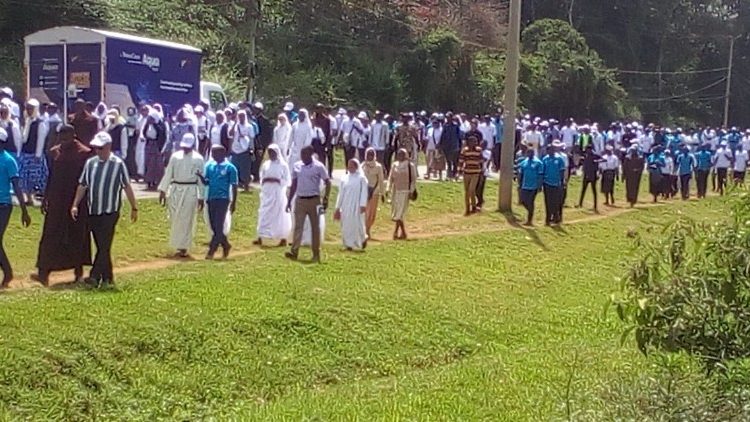 Les personnes consacrées ayant participé à la «marche de prière pour la Vie Consacrée» à Nairobi (Kenya), en préparation au Jubilé de la vie consacrée qui sera célébrée le 1er février 2025.