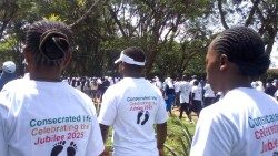 Les personnes consacrées ayant participé à la «marche de prière pour la Vie Consacrée» à Nairobi (Kenya), en préparation au Jubilé de la vie consacrée qui sera célébrée le 1er février 2025.