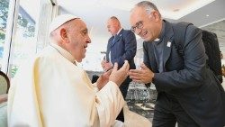 Le Pape François saluant le père Antonio Spadaro lors de son voyage apostolique en Asie et en Océanie.