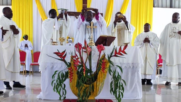 Angola - Tomada de Posse do novo Pároco da Paróquia Nengapeta - Diocese de Viana, Luanda 