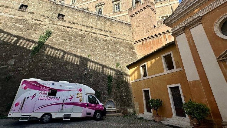 Karavan poskytující preventivní vyšetření zaparkovaný za vatikánskými hradbami