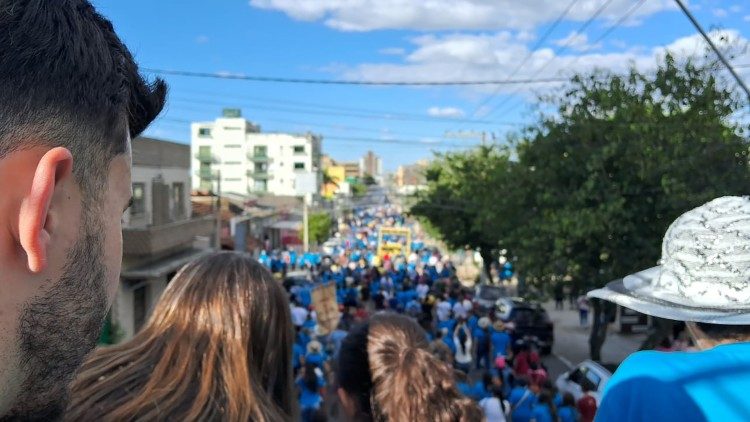 Milhares de romeiros cruzam a cidade de Guaíba-RS