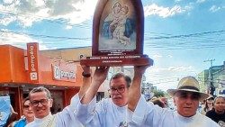 Diáconos permanentes levando imagem da Mãe Peregrina de Schoenstatt