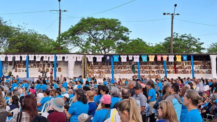 Camisetas de todas as 30 Romarias desde 1995, junto com as capelinhas.