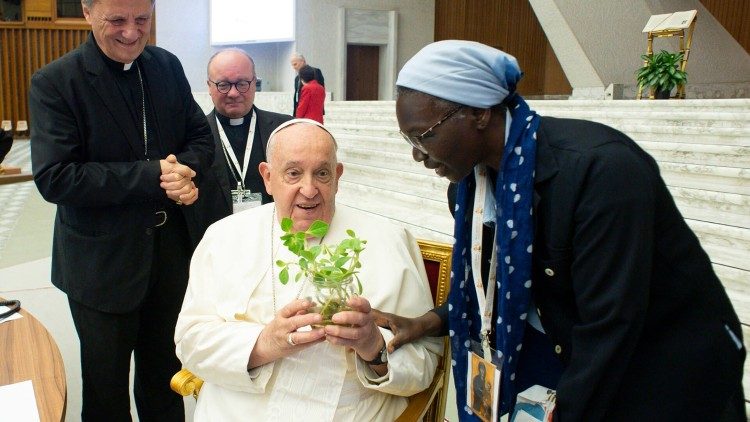 Sœur Anne Béatrice Faye avec le Pape François en salle Paul VI au Vatican