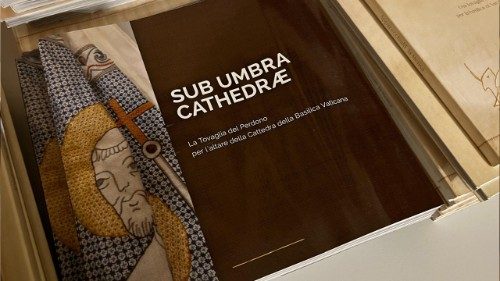 La tapa del libro "Sub Umbra Cathedrae, el Mantel del Perdón para el altar de la Cátedra de la Basílica Vaticana