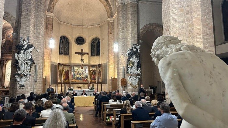 Un momento della presentazione, in Vaticano, della Tovaglia del Perdono.