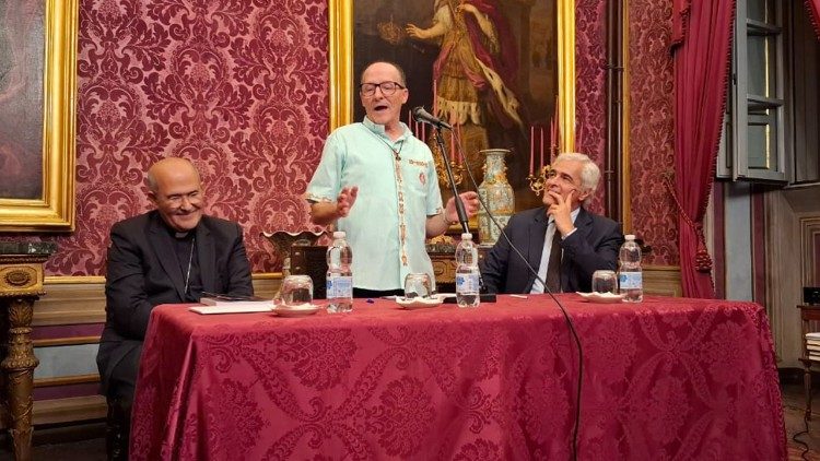 "Todos temos que nos comprometer na construção de um mundo mais fraterno": P. Tony Neves, durante a apresentação do livro.