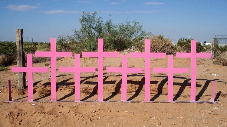 Messico, le croci rosa nel deserto della Juarez Valley per le vittime di femmicidio