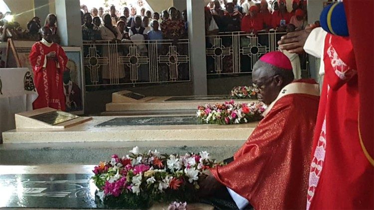 Mgr François-Xavier Maroyi, archevêque de Bukavu, déposant des couronnes sur les tombes de ses prédécesseurs, les trois évêque martyrs, dont Mgr Munzihirwa